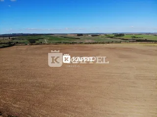 Campo aberto de terra seca em Lajeado, Brasil.