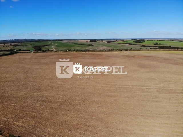 Campo aberto de terra seca em Lajeado, Brasil.