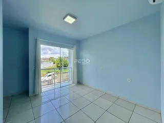 Sala de estar com piso de cerâmica e porta de vidro.