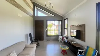 Sala de estar com grande janela e detalhes de madeira.