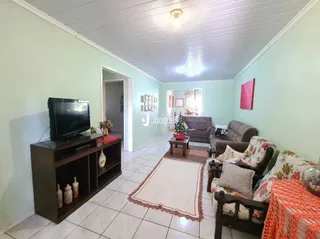 Sala de estar com sofá e móveis de madeira na residência.