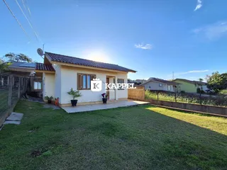 Fachada de uma casa residencial em Lajeado, Brasil, com jardim gramado.