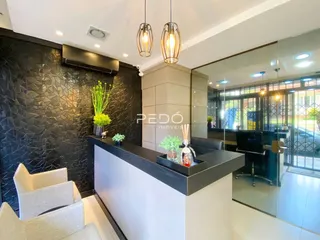 Interior de uma sala com decoração moderna e bancada de cozinha.