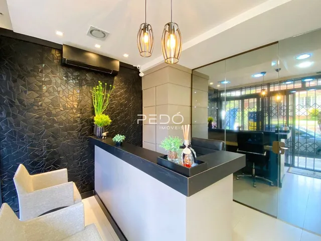 Interior de uma sala com decoração moderna e bancada de cozinha.
