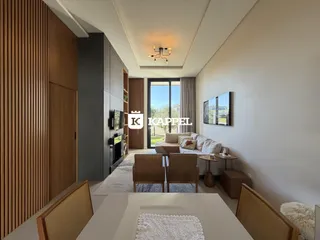 Sala de estar moderna com sofá e lareira em um apartamento em Lajeado.