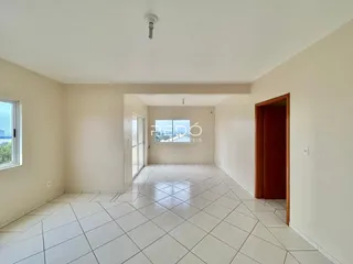 Espaço interno com piso de cerâmica branco e paredes claras.