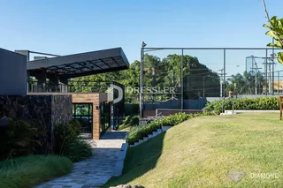 Vista da fachada de uma residência em Lajeado, Brasil, com jardim e cerca.