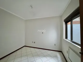 Foto de um cômodo interno com piso de cerâmica e paredes brancas.