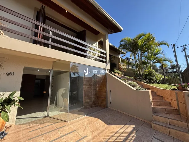 Fachada de uma residência com varanda e área externa em Lajeado, Brasil.