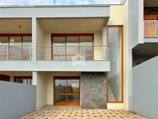 Fachada de uma residência em Lajeado, Brasil, com dois andares e varandas.