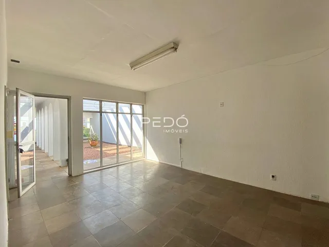Sala de estar com piso de cerâmica e porta de vidro que dá para o exterior.