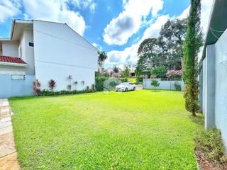 Fachada de uma casa com jardim gramado em Lajeado, Brasil.