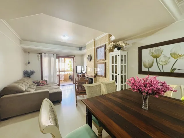Sala de estar com sofá e mesa de jantar em um imóvel no Brasil.