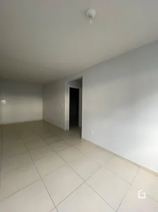 Ambiente interno com piso de cerâmica claro.