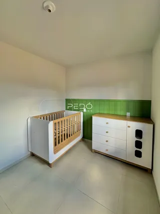 Quarto com cama de madeira e armário branco.