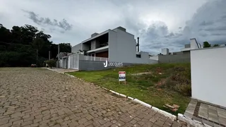 Fachada de uma residência moderna em Lajeado, Brasil, com jardim frontal.