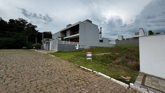 Fachada de uma residência moderna em Lajeado, Brasil, com jardim frontal.