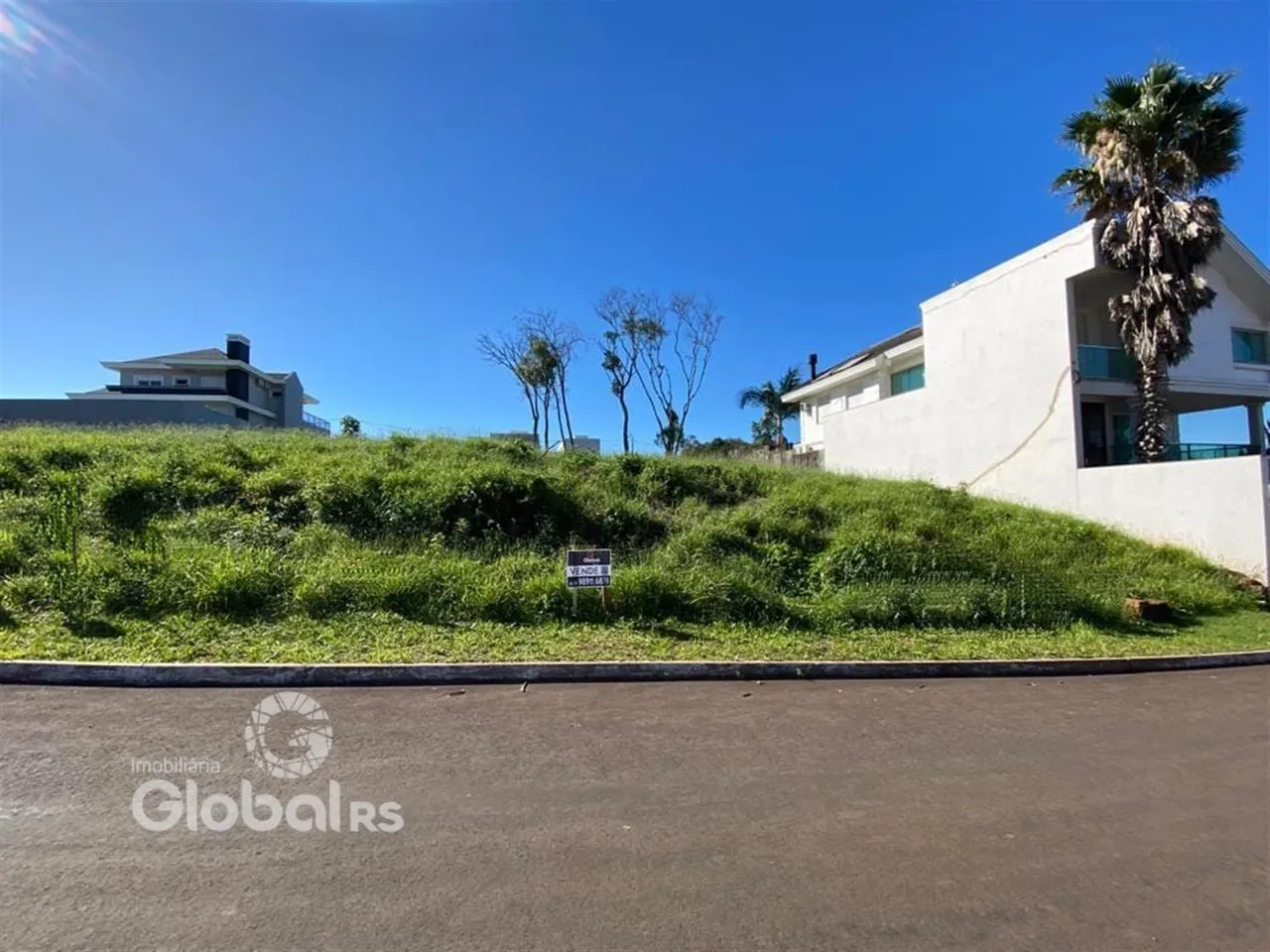 Vista externa de uma residência com terreno gramado em Lajeado.