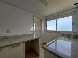 Imagem de um banheiro com bancada de granito e janela.