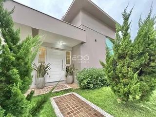 A fachada de uma casa em Lajeado, Brasil, cercada por vegetação exuberante.