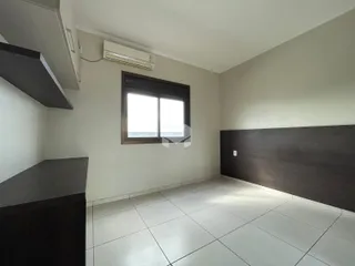 Ambiente interno com paredes brancas e piso de cerâmica em um imóvel no Brasil.
