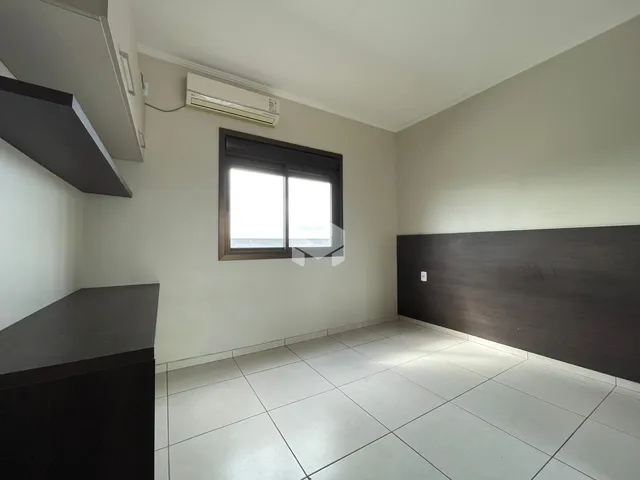 Ambiente interno com paredes brancas e piso de cerâmica em um imóvel no Brasil.