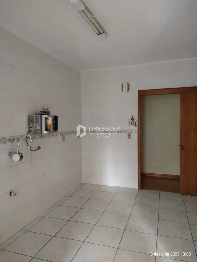 Foto de um interior com piso de cerâmica e paredes brancas.