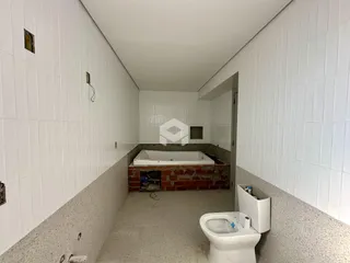 Foto de um banheiro com banheira e azulejos brancos.