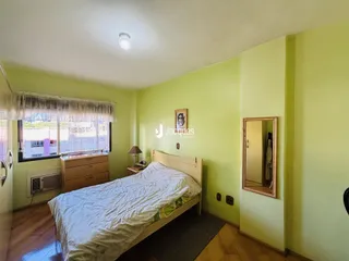 Quarto com cama e janela em um imóvel no Brasil.
