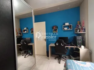 Interior de um cômodo com paredes azuis e espelho refletindo o ambiente.