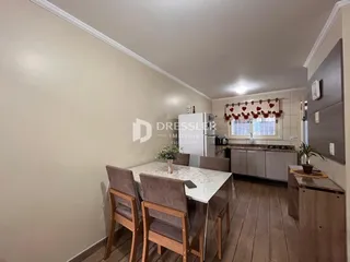 ambiente interno com mesa de jantar e cozinha em um imóvel no Brasil