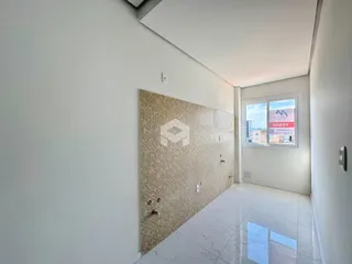 Corredor interno com parede texturizada e piso de cerâmica clara.