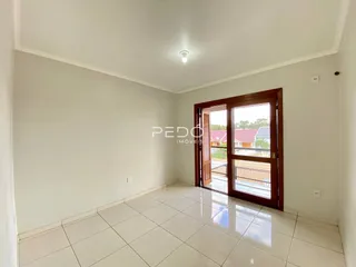 Sala de estar com piso de cerâmica e porta de vidro.