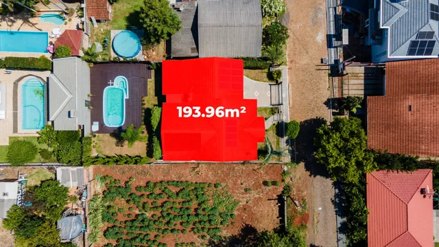 Vista aérea de uma propriedade em Lajeado, Brasil com telhado vermelho.