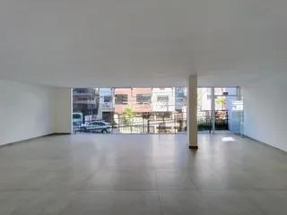 Vista interna de um espaço amplo com piso de cerâmica.