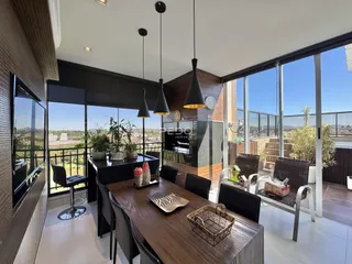 Sala de jantar com vista para a paisagem externa em Lajeado.