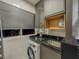 Foto de uma cozinha moderna com armários e bancada.