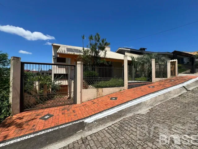 Casa com 4 dormitórios