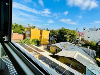 Vista externa de telhados de casas em Lajeado, Brasil, com painéis solares.