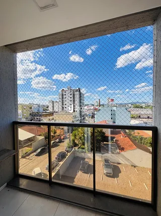 Vista da rua com edifícios residenciais em Lajeado, Brasil.