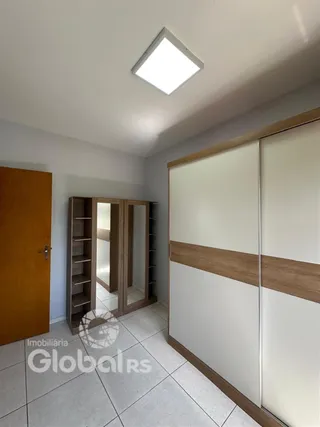 Vista interna de um corredor com portas de madeira e armários em um imóvel no Brasil.