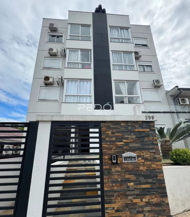 Fachada de um prédio residencial em Lajeado com revestimento de pedra.