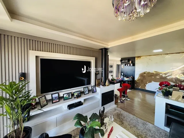Sala de estar moderna com televisão e decoração em um imóvel no Brasil.