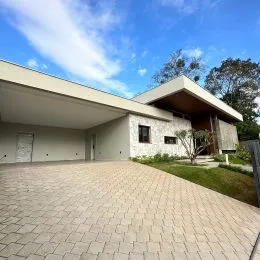 Fachada externa de uma residência em Lajeado, Brasil, com área pavimentada.