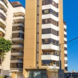 Foto da fachada de um prédio residencial em Lajeado, Brasil, com varandas.