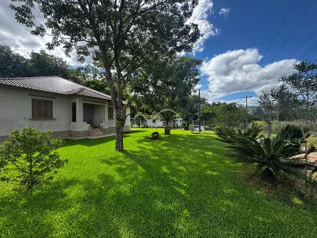 Vista externa de uma casa com jardim gramado em Lajeado, Brasil.