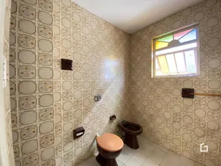 Foto de um banheiro com revestimento de azulejos na Lajeado.