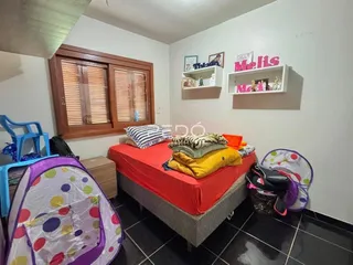 Quarto interno com cama colorida e decoração vibrante.