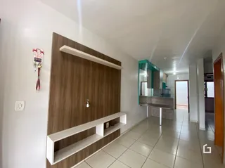 Hall de entrada com painel de madeira na residência.