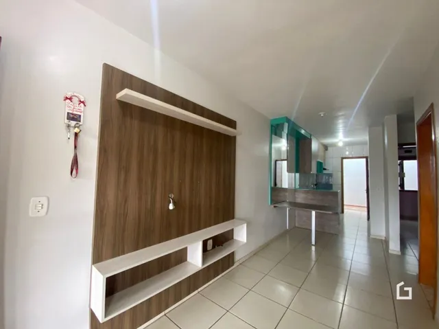 Hall de entrada com painel de madeira na residência.